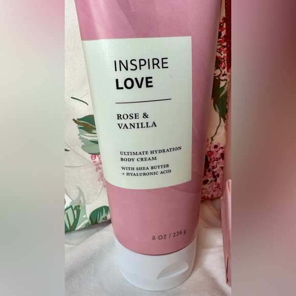 BATH & BODY WORKS “INSPIRE LOVE”💗 Soft Rose &Vanilla GIFT SET - Picture 3 of 9